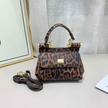 D&G

new came 

good quality 

with box 
🎁🎁🎁

90 dhs🪙🖤

Zain39
♥️♥️♥️