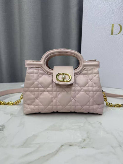 💎  Dior Jolie new
1⃣️ First quality +🎁
Size : 19 * 13.5 cm
115 dhs🪙🌨️
with 🎁

Zain115
♥️♥️♥️