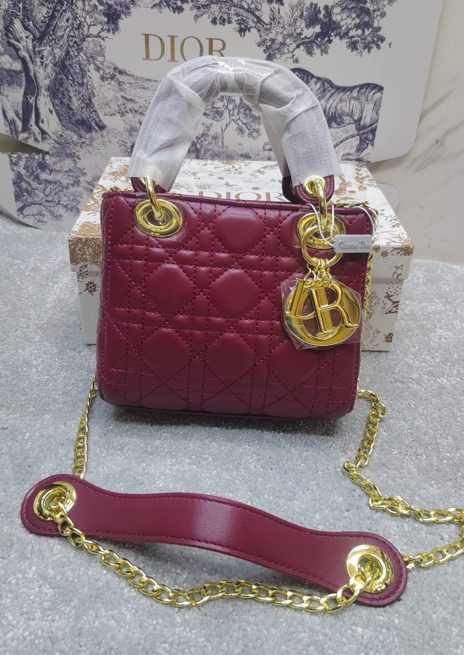 Dior
high quality
120 dhs🇦🇪🇦🇪
with box

Zain143
♥️♥️♥️