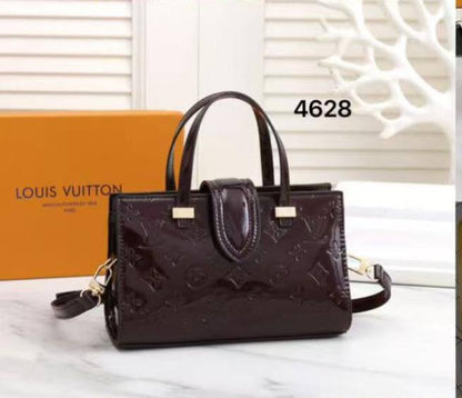 LV
Good quality 
Size 23*cm
100 dhs🇦🇪🇦🇪
With box 📦🔥🔥

Zain70
♥️♥️♥️