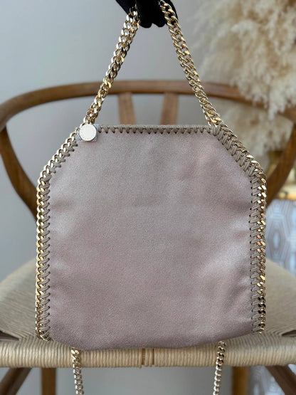 STELLA McCARTENY
25cm
350 dhs🇦🇪🇦🇪
Top quality

Zain167
♥️♥️♥️