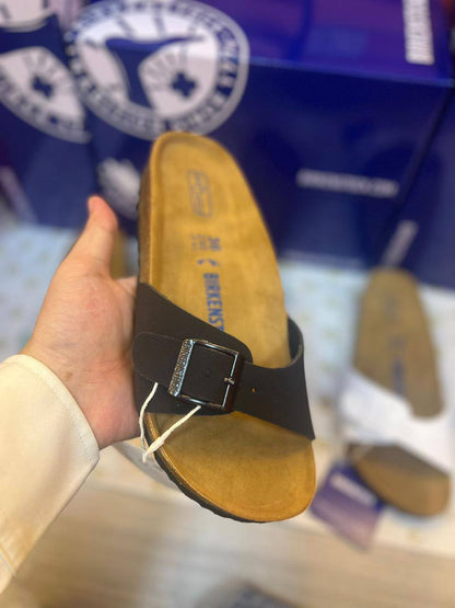 Birkenstock 
High Quality, 
New Arrived 
Size 36To 41
110 dhs🪙💚

Zain120
♥️♥️♥️
