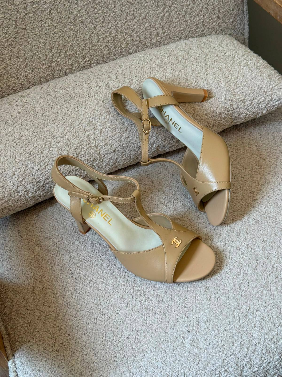 Chanel
✨ 𝐍𝐞𝐰 𝐂𝐨𝐥𝐥𝐞𝐜𝐭𝐢𝐨𝐧 ✨
✨ 𝐒𝐮𝐩𝐞𝐫 𝐌𝐚𝐬𝐭𝐞𝐫 𝐐𝐮𝐚𝐥𝐢𝐭𝐲 ✨
✨ 𝐀𝐯𝐚𝐢𝐥𝐚𝐛𝐥𝐞 𝐍𝐨𝐰 ✨
𝐒𝐢𝐳𝐞𝐬: 𝟑𝟔 — 𝟒𝟏
450 dhs✅

Zain298
♥️♥️♥️