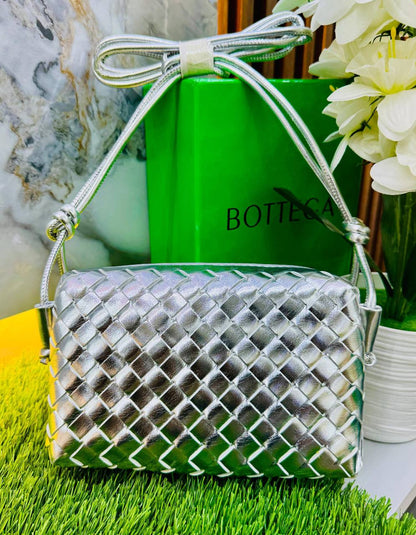 BOTTEGA 

90 dhs🪙💕

with box
🎁🎁🎁

Zain190
♥️♥️♥️