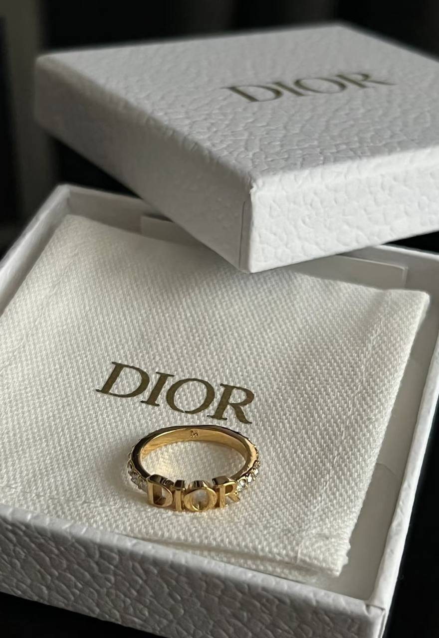 Dior ❤️‍🔥* 
Ring 💍 
Master quality 💯
With normal boxes 🗃️ 
45 dhs🪙🌨️
With master box 📦 
55 dhs🪙🌨️
Size 7/8/9

Zain216
♥️♥️♥️