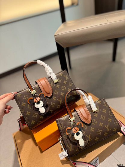 LV

Best quality 
with box

120 dhs🇦🇪🇦🇪
size 23CM

Zain290
♥️♥️♥️