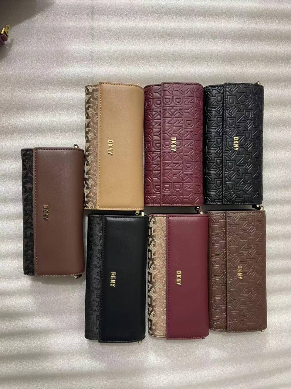 Aigner - CH - Gucci - DKNY
85 dhs💓 
high quality With box New 21cm
🎁🎁🎁


Zain26
♥️♥️♥️