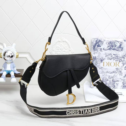 Dior 
Best quality with box’s 
120 dhs🇦🇪🇦🇪
size 25 Cm

Zain290
♥️♥️♥️
