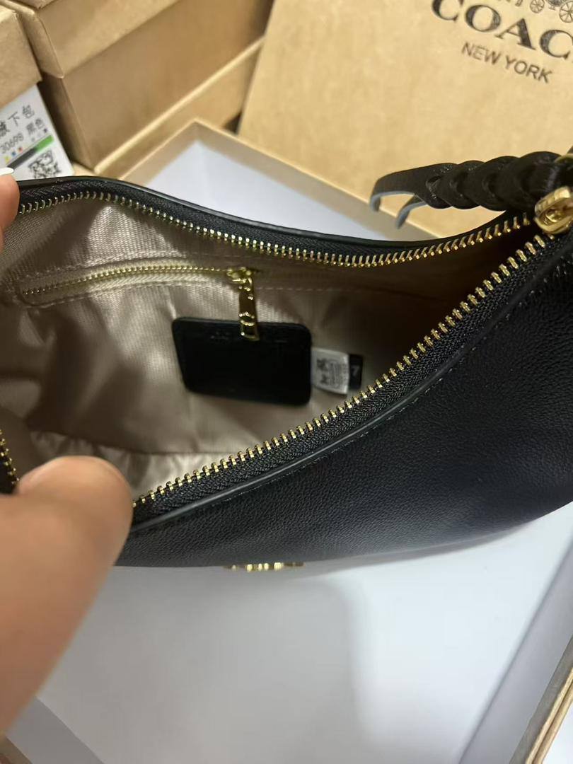 Coach
95 dhs🪙🖤
Size: 27 cm 

Zain35
♥️♥️♥️