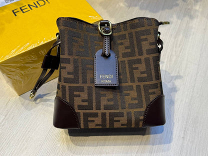 Lab
New 
20cm
BOX + Scraf🎁

105 dhs🪙🌨️

Zain44
♥️♥️♥️