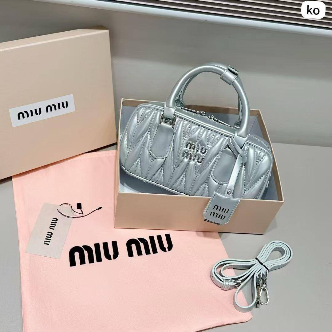 🌸 Miumiu long
1⃣️ First quality +🎁
Size : 22 * 10.5 * 7.5 cm
85 dhs🇦🇪
with box🎁

Zain115
♥️♥️♥️