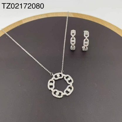 SET
Necklace 🔥
Earring 🐦‍🔥
good quality 💯
With brand boxes 🗃️ 
Paper bag 🛍️
40 dhs✅

Zain216
♥️♥️♥️