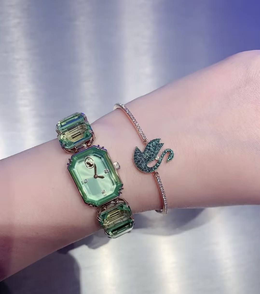 SWAROVSKI 
Bracelet 😍
Master quality 💯
With normal boxes 🗃️ 
60 dhs✅

With master box 📦 
100 dhs✅

Zain216
♥️♥️♥️