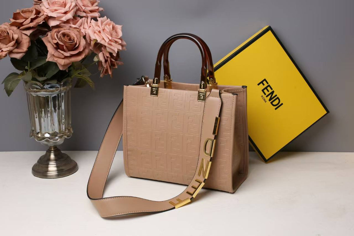 FENDI

Best quality
without box

100 dhs🇦🇪🇦🇪🇦🇪

size 26CM
Zain290
♥️♥️♥️