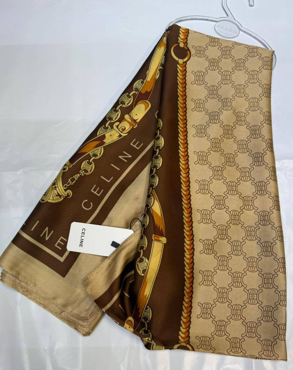 Hermes
Silk scarf 
40 dhs✅
55 dhs✅ 

with box🎁🎁🎁

Zain93
♥️♥️♥️