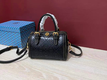 Tory Burch

85 dhs🪙🌨️

with box
🎁🎁🎁

size 18cm

Zain26
♥️♥️♥️