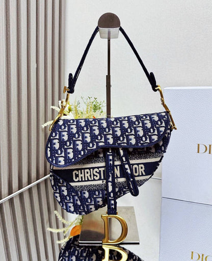 DIOR 
 HIGH QUALITY 
WITH BOX 
🎁🎁🎁

120 dhs✅

Zain39
♥️♥️♥️