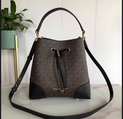MK
100 dhs✅
Good-quality


 with box
🎁🎁🎁

Zain35
♥️♥️♥️