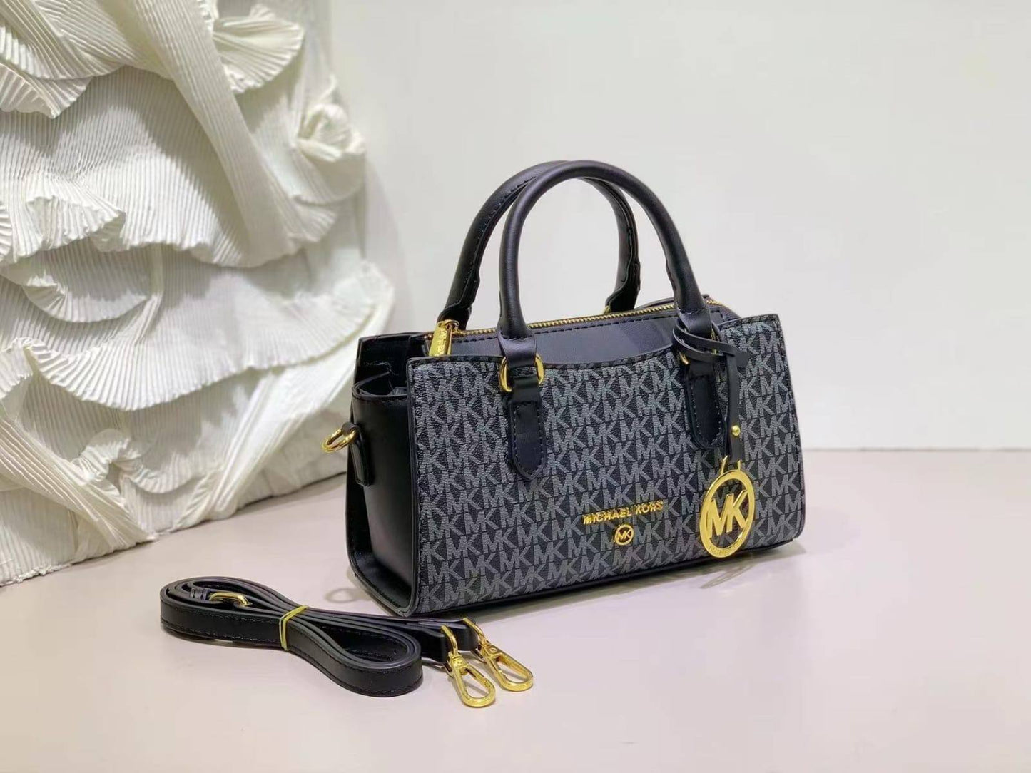 MK
95 dhs✅
size 23×8×13cm
With Box

Zain42
♥️♥️♥️