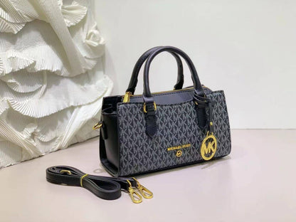 MK
95 dhs✅
size 23×8×13cm
With Box

Zain42
♥️♥️♥️