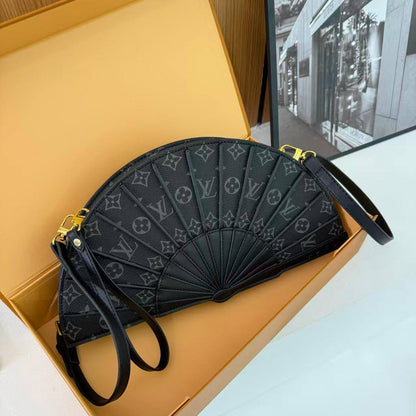 LV
95 dhs🪙

with box
🎁🎁🎁

size 36×9×4.5cm

Zain213
♥️♥️♥️