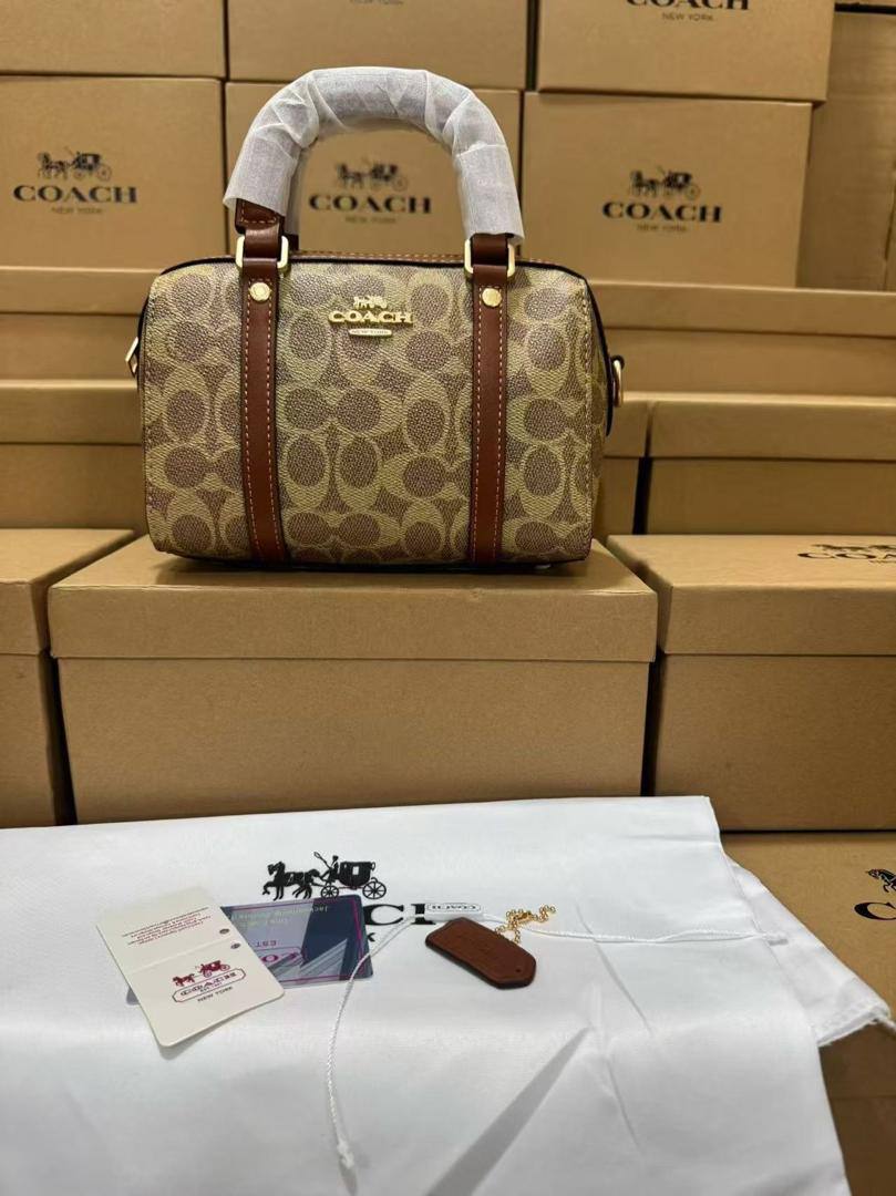 Coach
100 dhs🇦🇪🇦🇪
with box
size 20cm

Zain26
♥️♥️♥️