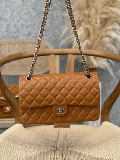 CHANEL
25cm
370 dhs✅
Top quality 
With box🎁

Zain167
♥️♥️♥️