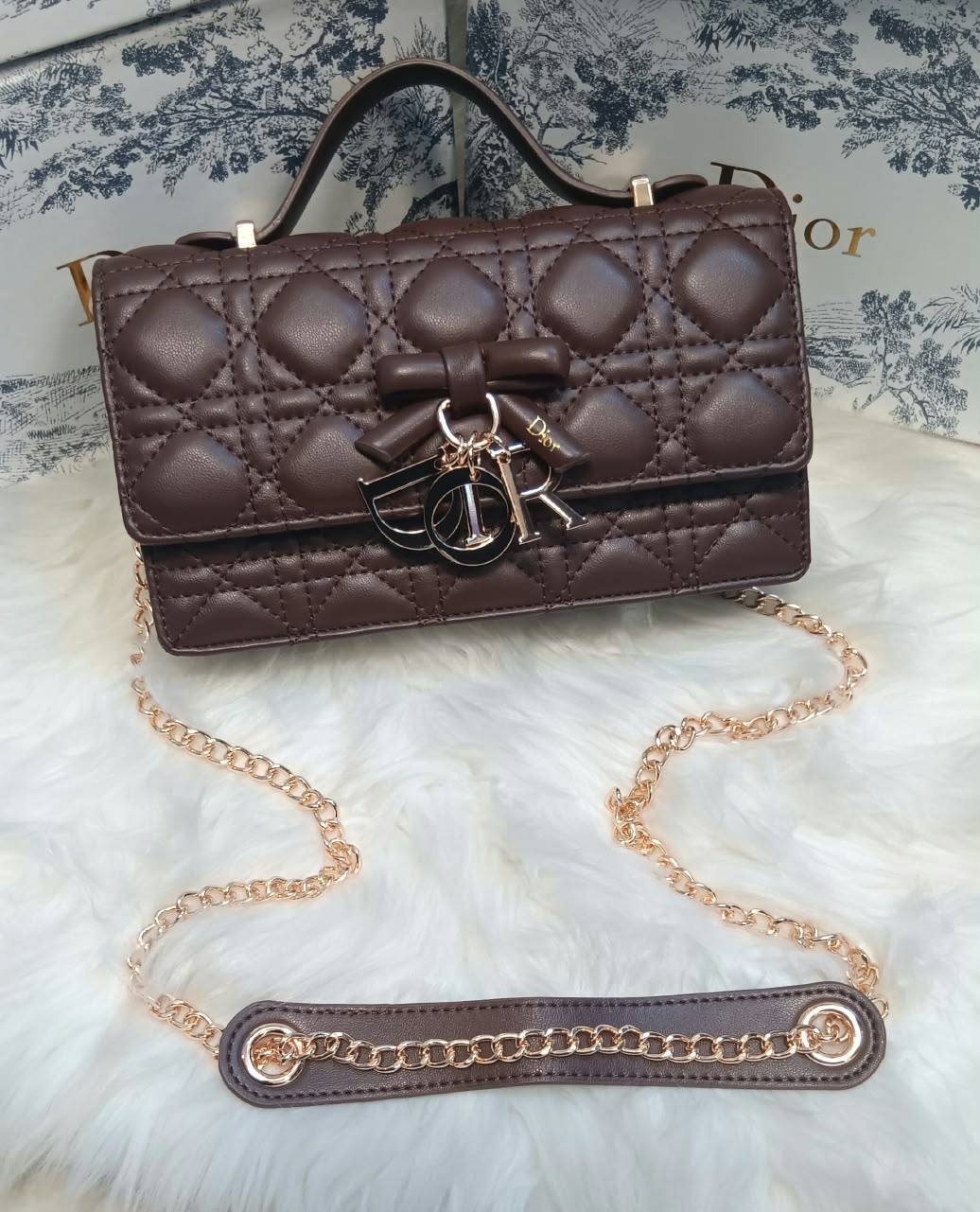 Dior

New arrival 
22cm
120 dhs🇦🇪🇦🇪

with box

Zain118
♥️♥️♥️