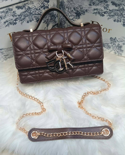 Dior

New arrival 
22cm
120 dhs🇦🇪🇦🇪

with box

Zain118
♥️♥️♥️