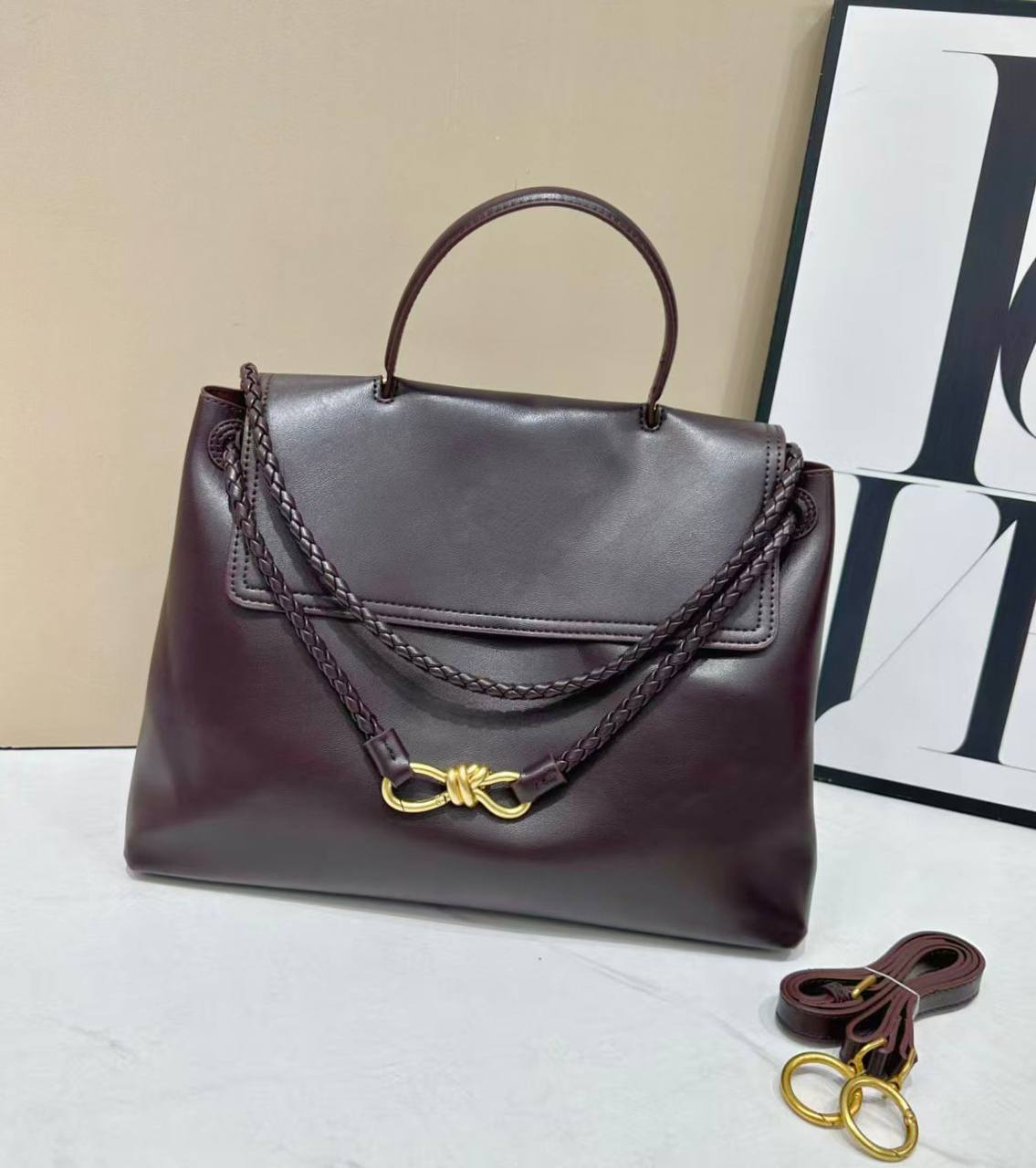 BOTTEGA 
HIGH QUALITY 
95 dhs✅
SIZE: 35cm

Zain39
♥️♥️♥️