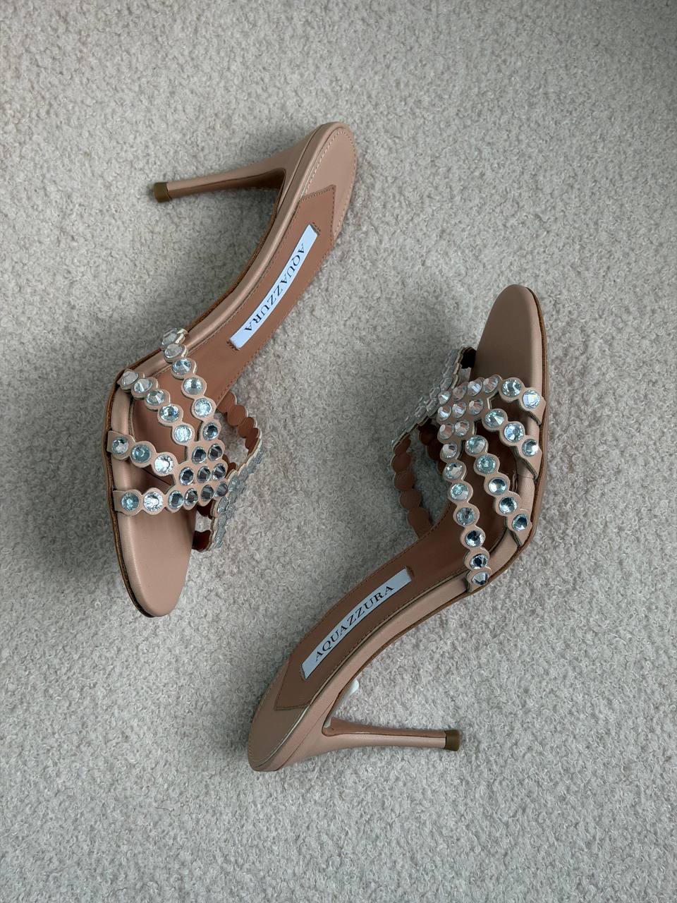 Aquazzura
𝑨𝑨𝑨 𝑸𝑼𝑨𝑳𝑰𝑻𝒀
𝑺𝑰𝒁𝑬 {36 𝒕𝒐 42}
𝑯𝑬𝑬𝑳 8.5 𝑪𝑴
490 dhs🇦🇪

Zain81
♥️♥️♥️