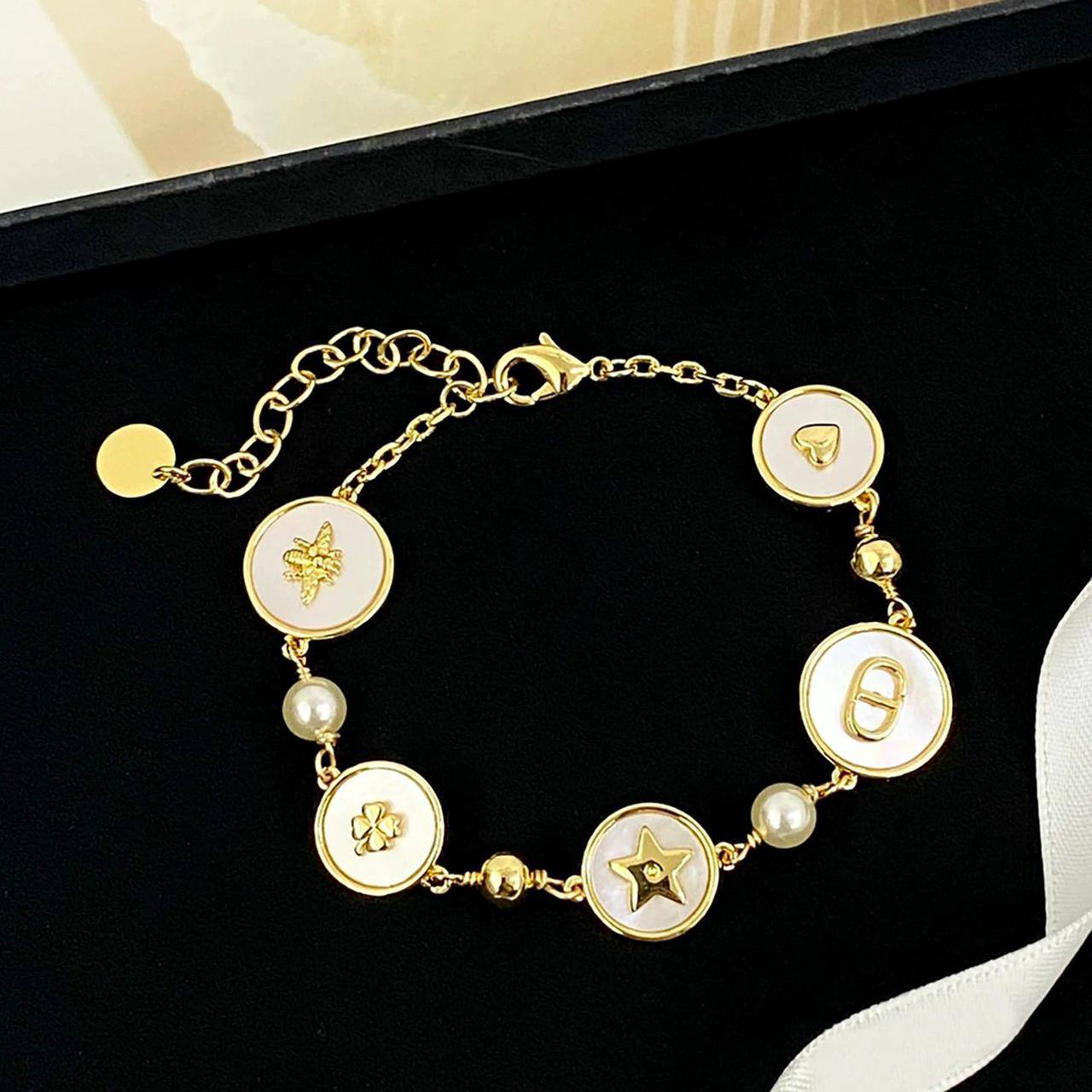 Dior Set* ✨
Necklace 
Earrings 
Bracelet 
Master quality 💎

145 dhs❣️
normal box 📦

Zain48
♥️♥️♥️
