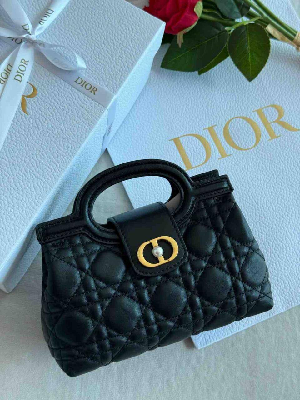Dior
High Quality
Full leather
300 dhs🪙🌨️

Zain131
♥️♥️♥️