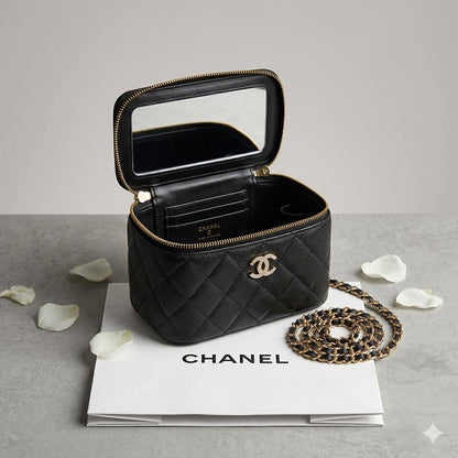 CHANEL Top Handle
Vanity Diamond design
Lambskin Leather Material
With Mirror inside
With BOX🎁
Size : 18 cm
110 dhs✅

Zain239
♥️♥️♥️