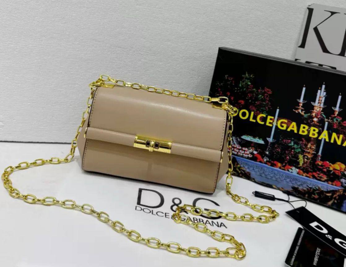 D&G
good quality 
with box
🎁🎁🎁

100 dhs✅

Zain39
♥️♥️♥️