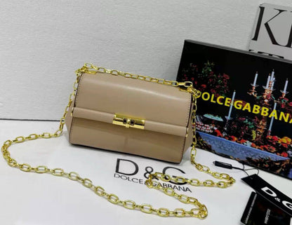 D&G
good quality 
with box
🎁🎁🎁

100 dhs✅

Zain39
♥️♥️♥️