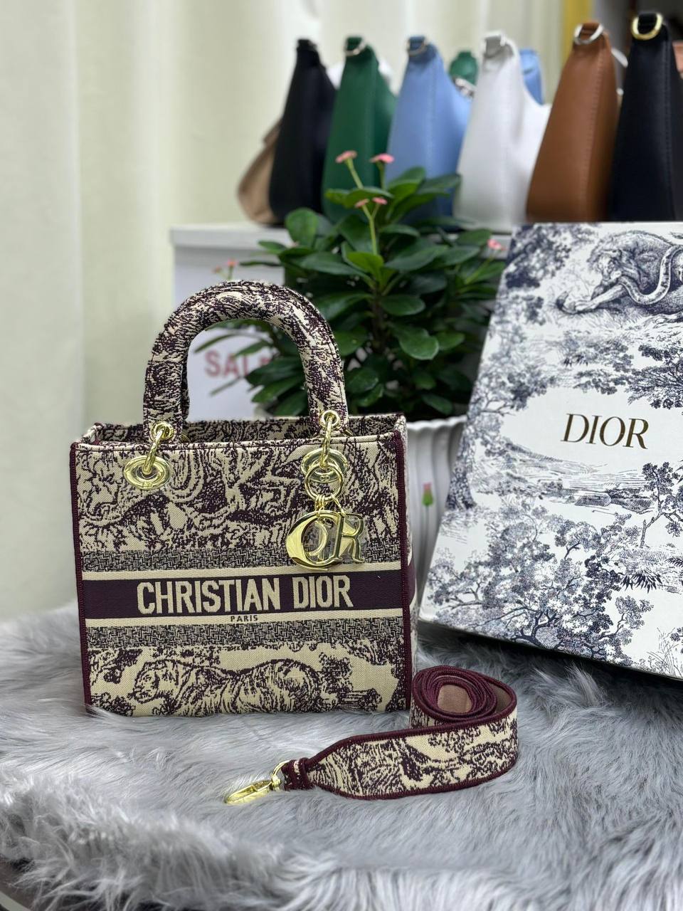 Dior
24cm  
120 dhs🪙🌨️

with box
🎁🎁🎁

Zain244
♥️♥️♥️