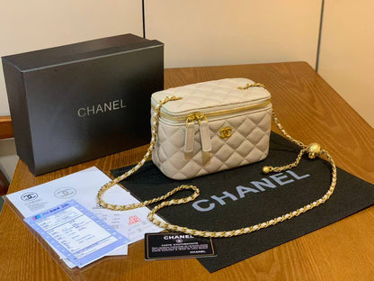 Chanel
good quality
withbox 
🎁🎁🎁

100 dhs🪙🖤

Zain143
♥️♥️♥️