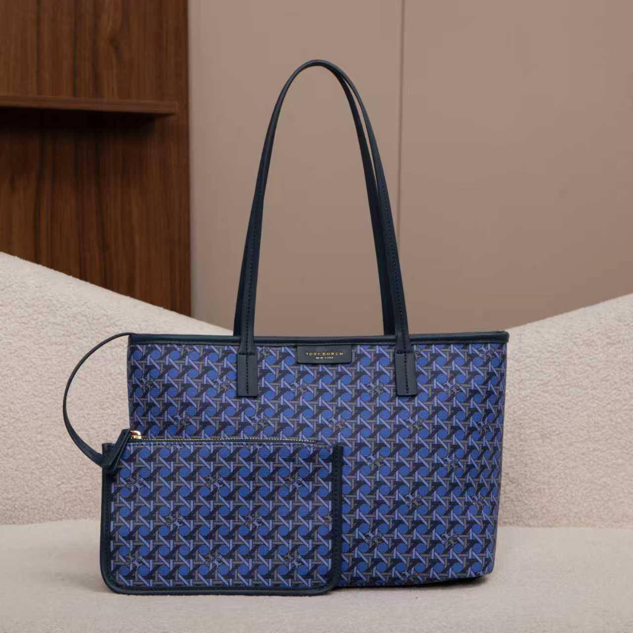 Tory Burch
95 dhs❣️

Zain07
♥️♥️♥️