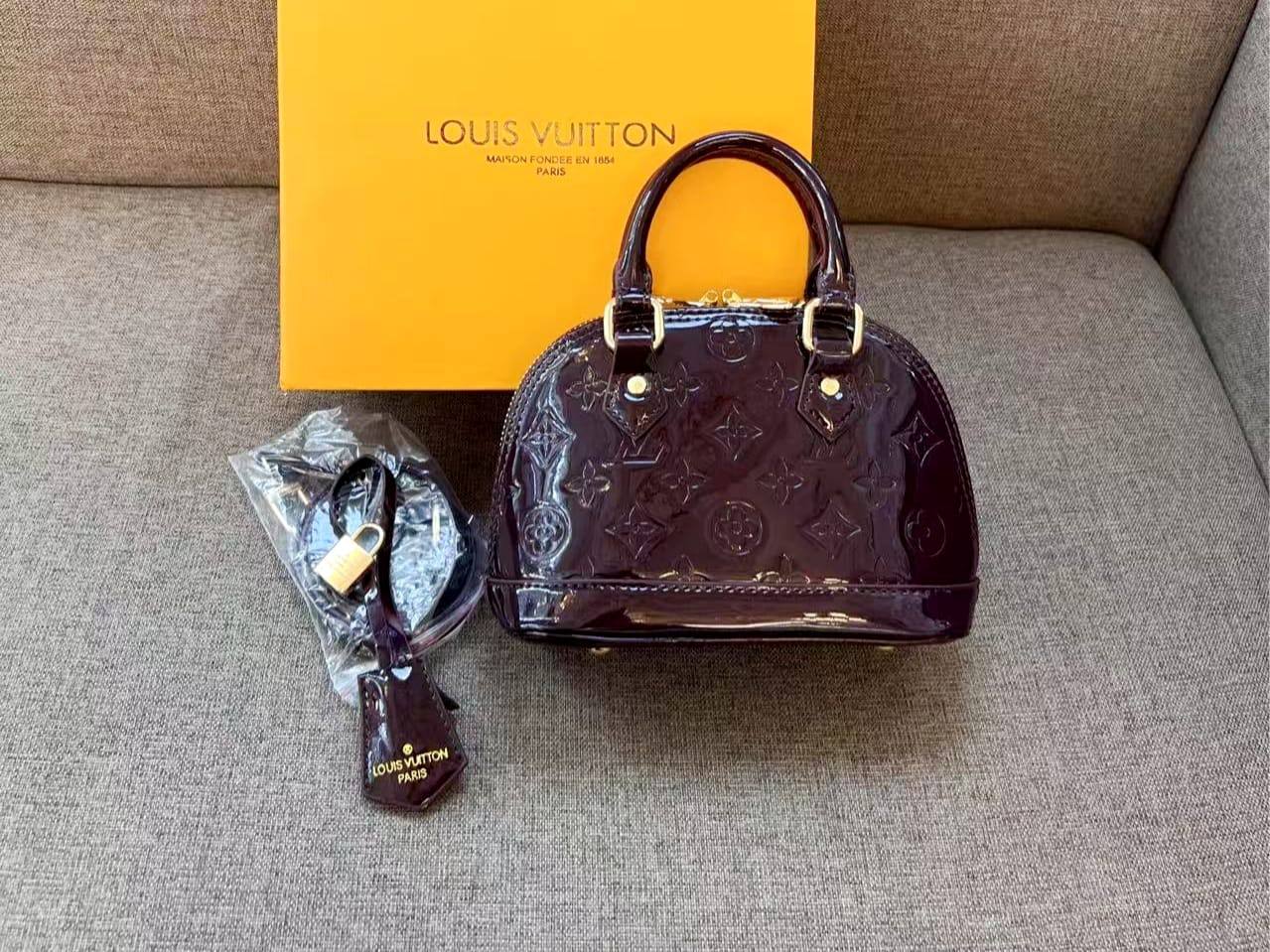 LV
85 dhs🪙🌨️
with box
🎁🎁🎁

size 20cm

Zain26
♥️♥️♥️