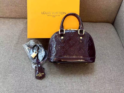 LV
85 dhs🪙🌨️
with box
🎁🎁🎁

size 20cm

Zain26
♥️♥️♥️