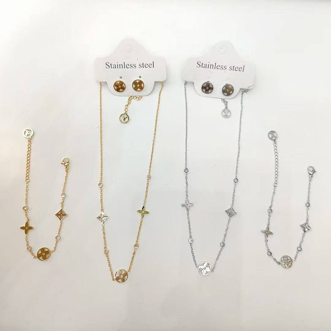 *STAINLESS STEEL SET❤️‍🔥*
Non tarnish 💯
Necklace ❤️
Bracelet 🦋
Earring 🍁

With normal boxes 📦 
And paper bag 🛍️
35 dhs💓

Zain216
♥️♥️♥️