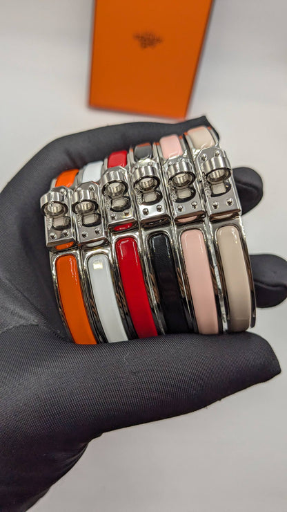 Hermes
*Super Master Quality* 
*Mini Clic Kelly enamel bracelet*
140 dhs🇦🇪🇦🇪 with Normal Box 🎁
160 dhs🇦🇪🇦🇪 with Good Box 🎁
190 dhs🇦🇪🇦🇪 with Master Box 🎁

Zain210
♥️♥️♥️