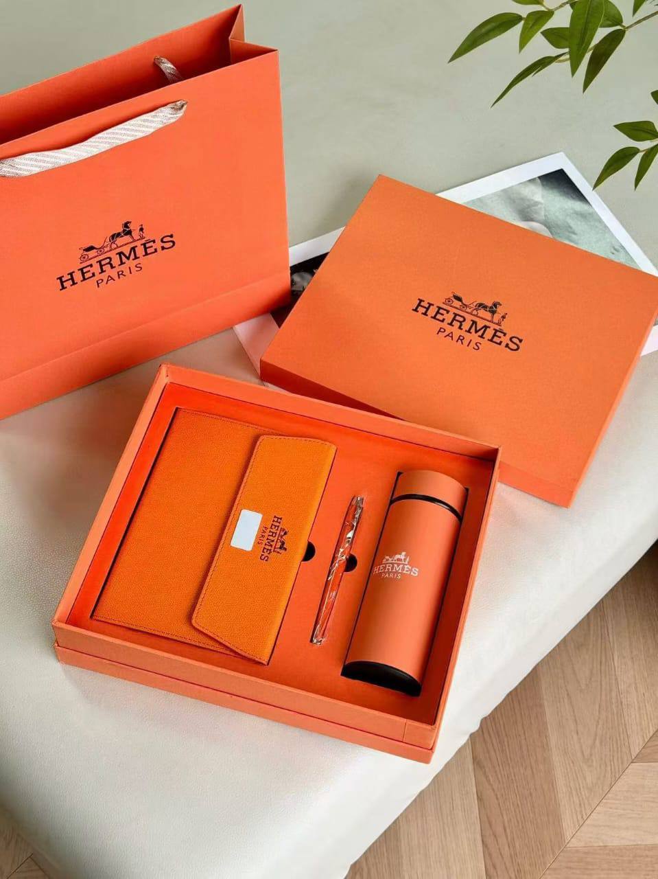 Full set 
With box and paper bag
🎁🎁🎁

175 dhs

Zain205
♥️♥️♥️