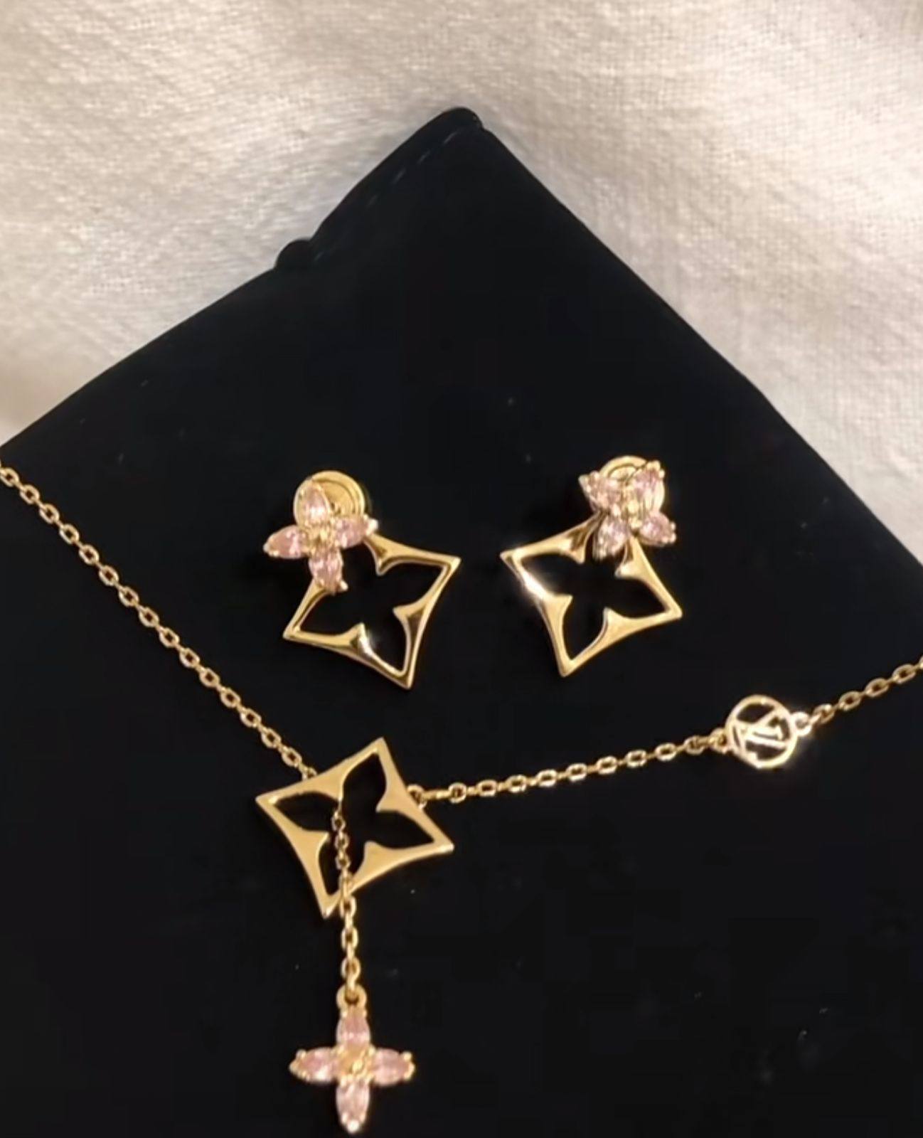 LV set* 🦋
Necklace 
Earrings 
Bangle 
Ring 💍 
Master Quality 💐

150 dhs❣️
normal box 📦

Zain48
♥️♥️♥️