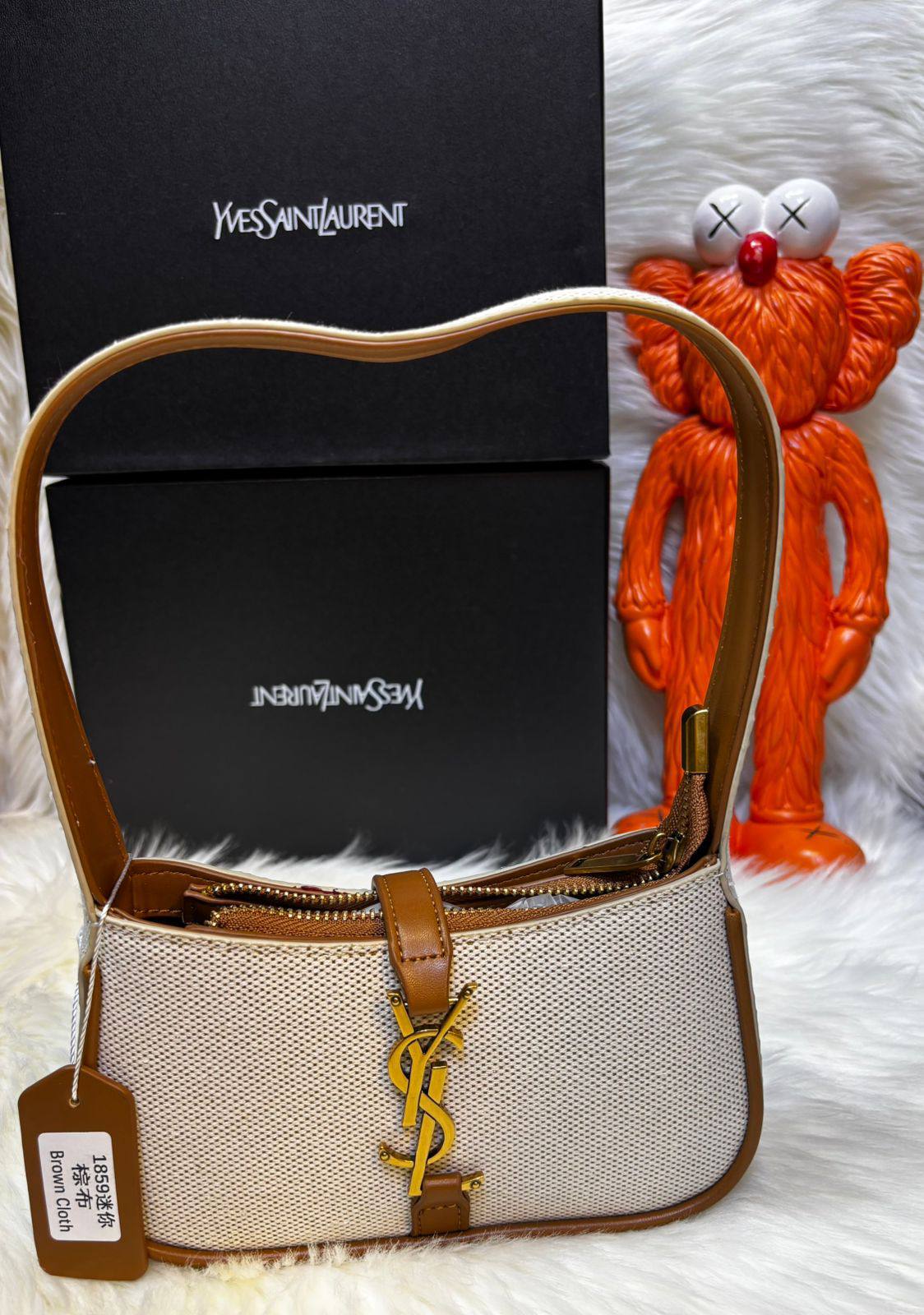 coach model, 
good quality, 

comes with box, 
🎁🎁🎁

size... 25 * 14 cm
90 dhs❣️

Zain12
♥️♥️♥️