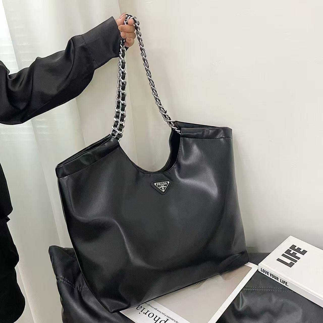 Prada
Size  46×38cm
100 dhs💛

Zain04
♥️♥️♥️