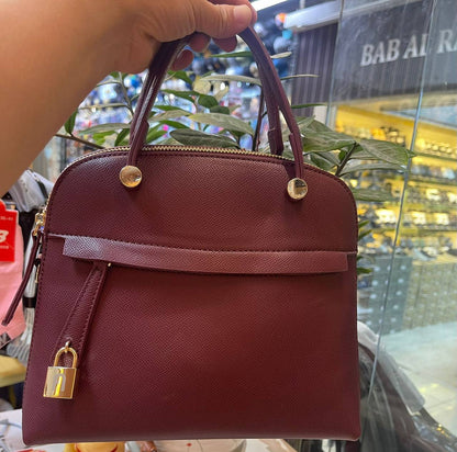 Furla
95 dhs✅
With box
Size25cm

Zain06
♥️♥️♥️