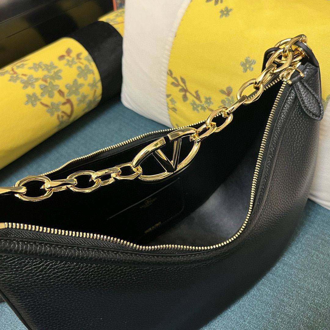 VALENTINO 
HIGH QUALITY 
120 dhs✅

Zain39
♥️♥️♥️