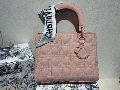 Dior 
25cm

New in stock
110 dhs🪙🌨️

with box
🎁🎁🎁

Zain44
♥️♥️♥️